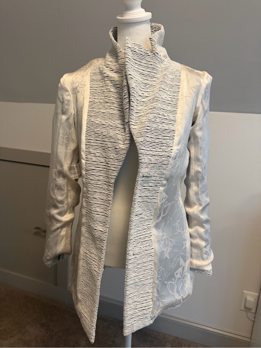 Vintage CHANEL White and Gray Textured Tweed Jacket CC Logo Buttons US 2 14P - Picture 8 of 14